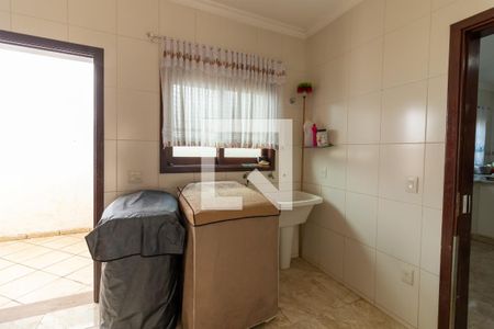 Casa de condomínio à venda com 1200m², 4 quartos e 5 vagas Casa de condomínio à venda com 1200m², 4 quartos e 5 vagasÁrea de Serviço