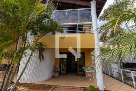 Casa de condomínio à venda com 1200m², 4 quartos e 5 vagas Casa de condomínio à venda com 1200m², 4 quartos e 5 vagasFachada