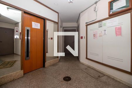 Hall de entrada  de apartamento à venda com 1 quarto, 45m² em Jardim Lindóia, Porto Alegre