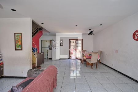 Casa de condomínio à venda com 135m², 4 quartos e 2 vagasSala
