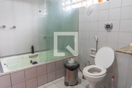 Casa de condomínio para alugar com 600m², 6 quartos e 3 vagas Casa de condomínio para alugar com 600m², 6 quartos e 3 vagasBanheiro da Suíte 4