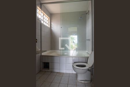 Casa de condomínio para alugar com 600m², 6 quartos e 3 vagas Casa de condomínio para alugar com 600m², 6 quartos e 3 vagasBanheiro da Suíte 5