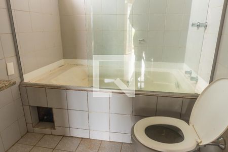 Casa de condomínio para alugar com 600m², 6 quartos e 3 vagas Casa de condomínio para alugar com 600m², 6 quartos e 3 vagasBanheiro da Suíte 5