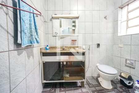 Banheiro social de casa à venda com 2 quartos, 190m² em Vila Carrão, São Paulo