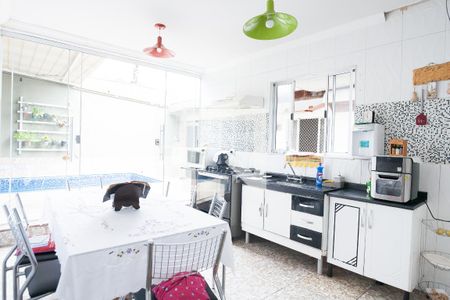 Casa à venda com 440m², 5 quartos e 4 vagas Casa à venda com 440m², 5 quartos e 4 vagasCozinha