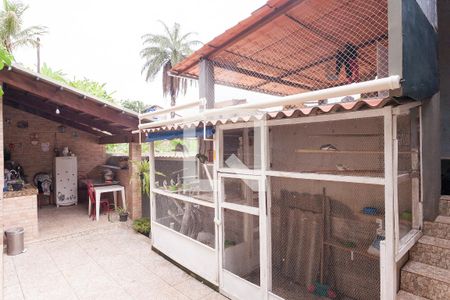 Casa à venda com 440m², 5 quartos e 4 vagas Casa à venda com 440m², 5 quartos e 4 vagasQuintal