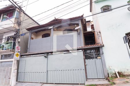 Casa à venda com 440m², 5 quartos e 4 vagas Casa à venda com 440m², 5 quartos e 4 vagasfachada