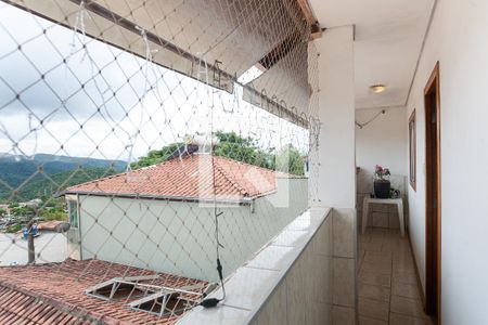 Casa à venda com 440m², 5 quartos e 4 vagas Casa à venda com 440m², 5 quartos e 4 vagasVaranda