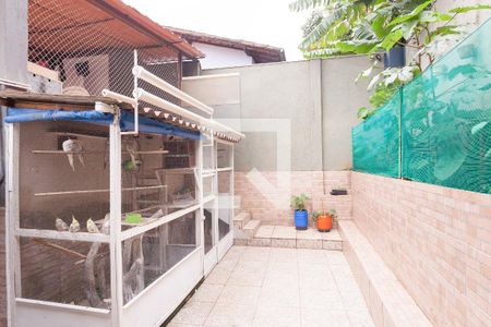 Casa à venda com 440m², 5 quartos e 4 vagas Casa à venda com 440m², 5 quartos e 4 vagasQuintal