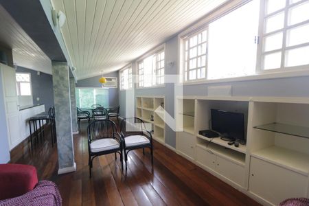 sala de casa de condomínio à venda com 2 quartos, 80m² em Barra da Tijuca, Rio de Janeiro