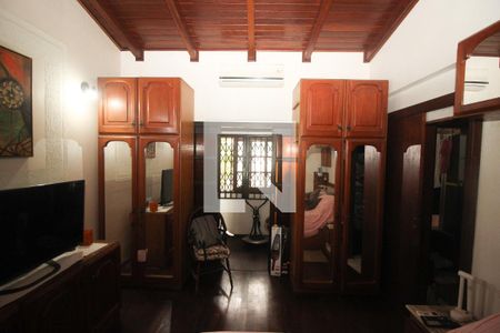 Casa à venda com 254m², 4 quartos e 5 vagas Casa à venda com 254m², 4 quartos e 5 vagasQuarto Suíte