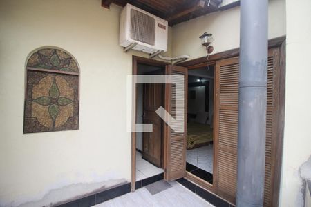 Casa à venda com 254m², 4 quartos e 5 vagas Casa à venda com 254m², 4 quartos e 5 vagasSacada do Quarto 2