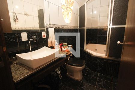 Casa à venda com 254m², 4 quartos e 5 vagas Casa à venda com 254m², 4 quartos e 5 vagasBanheiro 2