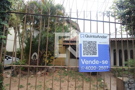 Casa à venda com 254m², 4 quartos e 5 vagas Casa à venda com 254m², 4 quartos e 5 vagasFachada