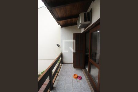 Casa à venda com 254m², 4 quartos e 5 vagas Casa à venda com 254m², 4 quartos e 5 vagasSacada do Quarto 3