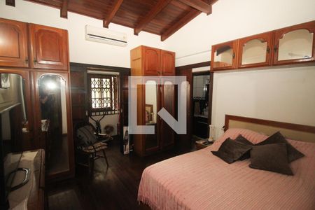 Casa à venda com 254m², 4 quartos e 5 vagas Casa à venda com 254m², 4 quartos e 5 vagasQuarto Suíte