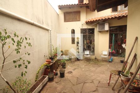 Casa à venda com 254m², 4 quartos e 5 vagas Casa à venda com 254m², 4 quartos e 5 vagasQuintal