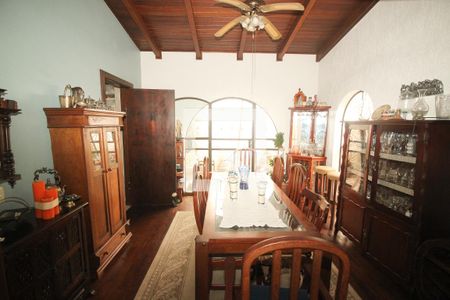 Casa à venda com 254m², 4 quartos e 5 vagas Casa à venda com 254m², 4 quartos e 5 vagasSala de Jantar