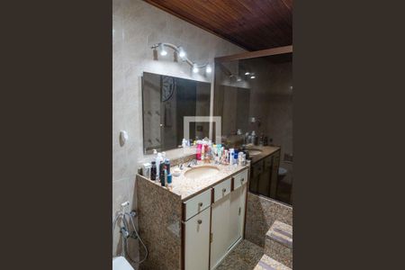 Casa à venda com 500m², 5 quartos e 4 vagas Casa à venda com 500m², 5 quartos e 4 vagasBanheiro 2