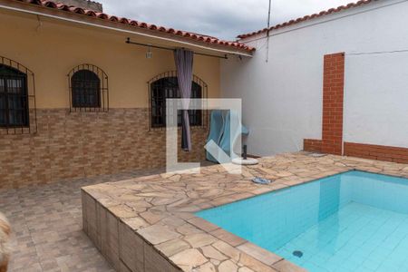 Casa à venda com 500m², 5 quartos e 4 vagas Casa à venda com 500m², 5 quartos e 4 vagasQuintal