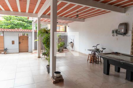 Casa à venda com 500m², 5 quartos e 4 vagas Casa à venda com 500m², 5 quartos e 4 vagasQuintal