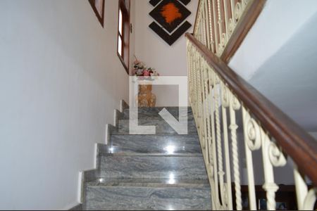 Escada de casa à venda com 7 quartos, 681m² em Arvoredo, Contagem