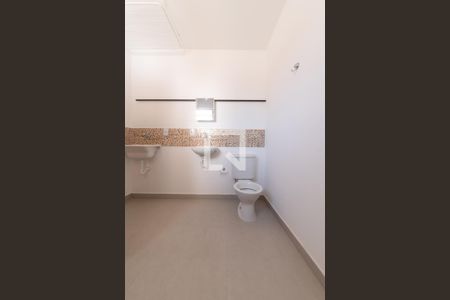 Banheiro de kitnet/studio para alugar com 1 quarto, 21m² em Vila Brasílio Machado, São Paulo