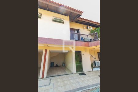 Casa de condomínio à venda com 180m², 4 quartos e 1 vaga Casa de condomínio à venda com 180m², 4 quartos e 1 vagaFachada