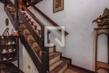 Escada de casa para alugar com 4 quartos, 242m² em Consolação, São Paulo