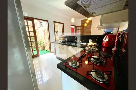 Casa à venda com 170m², 4 quartos e 4 vagas Casa à venda com 170m², 4 quartos e 4 vagasCozinha