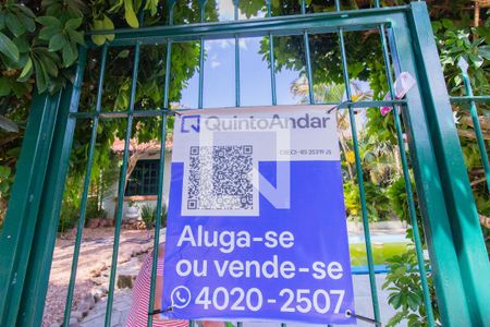 Casa à venda com 250m², 3 quartos e 2 vagas Casa à venda com 250m², 3 quartos e 2 vagasFachada