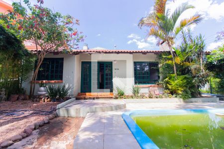 Casa à venda com 250m², 3 quartos e 2 vagas Casa à venda com 250m², 3 quartos e 2 vagasFachada