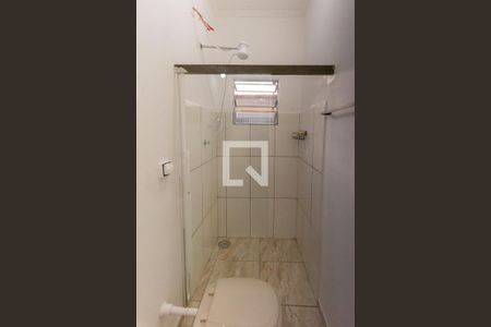 Banheiro de kitnet/studio para alugar com 1 quarto, 28m² em Vila Santa Isabel, Campinas