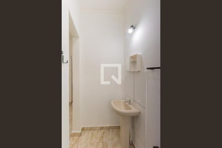 Banheiro de kitnet/studio para alugar com 1 quarto, 28m² em Vila Santa Isabel, Campinas