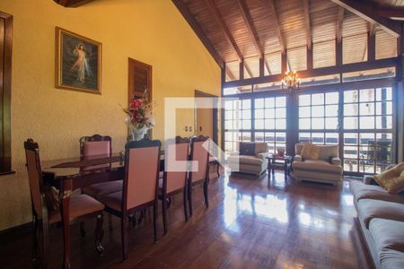 Sala de casa à venda com 5 quartos, 400m² em Teresópolis, Porto Alegre