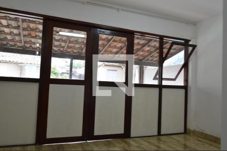 Sala de casa para alugar com 2 quartos, 60m² em Pechincha, Rio de Janeiro