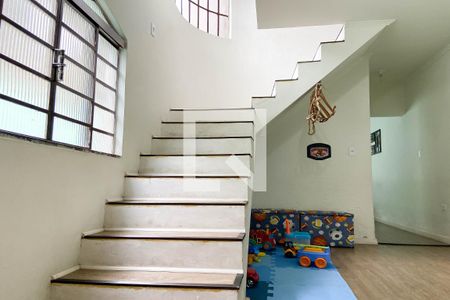Escada de casa à venda com 3 quartos, 200m² em Vila Yolanda, Osasco