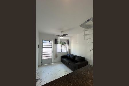 Sala de casa de condomínio para alugar com 1 quarto, 56m² em Vargem Pequena, Rio de Janeiro