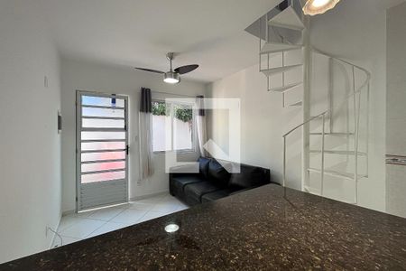 Sala de casa de condomínio para alugar com 1 quarto, 56m² em Vargem Pequena, Rio de Janeiro