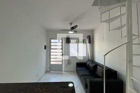 Sala de casa de condomínio para alugar com 1 quarto, 56m² em Vargem Pequena, Rio de Janeiro