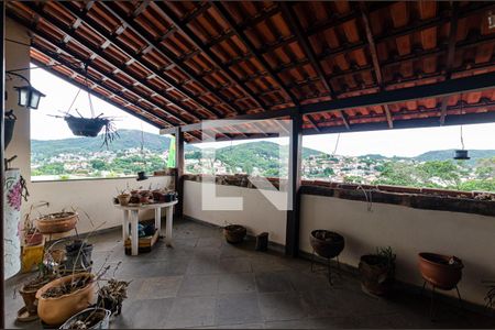 Sala de casa de condomínio à venda com 5 quartos, 450m² em Sapê, Niterói