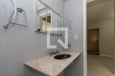 Banheiro de apartamento à venda com 1 quarto, 45m² em Passo da Areia, Porto Alegre