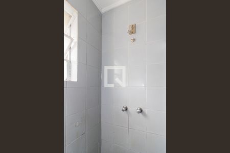 Banheiro de apartamento à venda com 1 quarto, 45m² em Passo da Areia, Porto Alegre