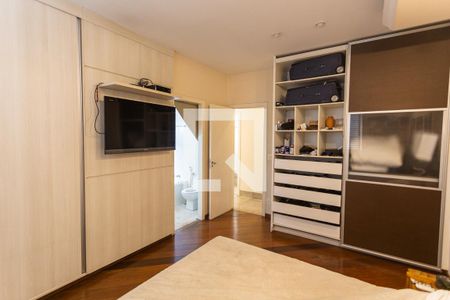 Suíte de casa à venda com 3 quartos, 400m² em Santa Tereza, Belo Horizonte