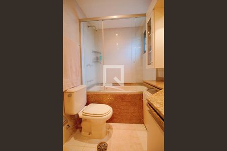 Apartamento à venda com 117m², 3 quartos e 3 vagas Apartamento à venda com 117m², 3 quartos e 3 vagasBanheiro da Suíte 1