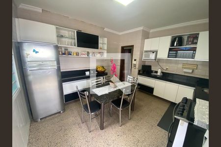 Casa à venda com 4 quartos, 220m² em João Pinheiro, Belo Horizonte