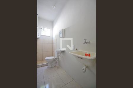 Banheiro de kitnet/studio para alugar com 1 quarto, 27m² em Mutondo, São Gonçalo