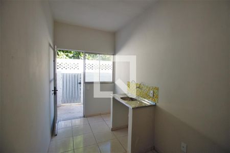 Cozinha de kitnet/studio para alugar com 1 quarto, 27m² em Mutondo, São Gonçalo