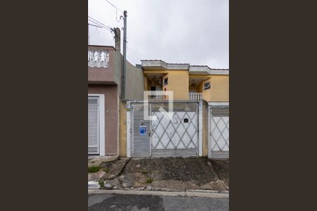 Casa à venda com 200m², 3 quartos e 2 vagas Casa à venda com 200m², 3 quartos e 2 vagasFachada