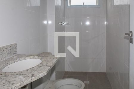 Banheiro de apartamento para alugar com 2 quartos, 52m² em Parque Enseada, Guarujá